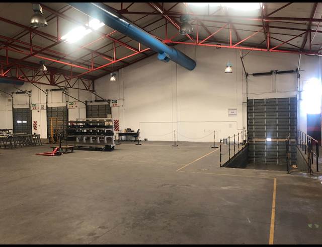 2,476M² WAREHOUSE TO LET IN STIKLAND INDUSTRIAL