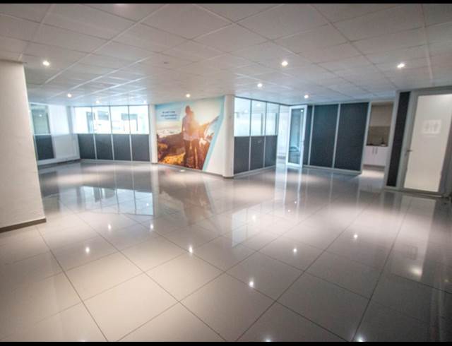 1,000M² SHOWROOM TO LET IN BRYANSTON