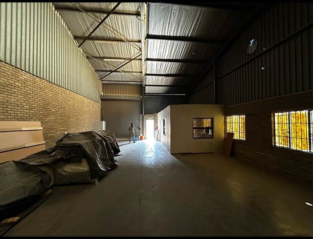 165M² WAREHOUSE TO LET IN LOMBARDY WEST