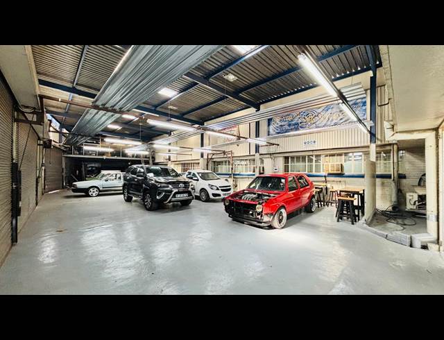 350M² WAREHOUSE TO LET IN FLORIDA