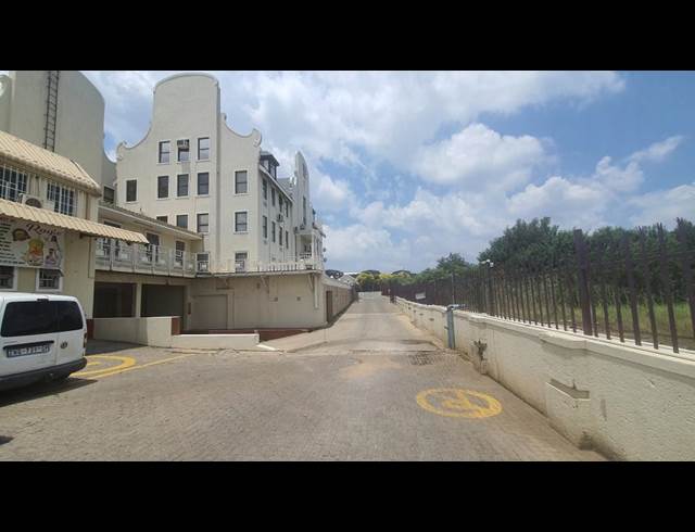 560M² WAREHOUSE TO LET IN JET PARK