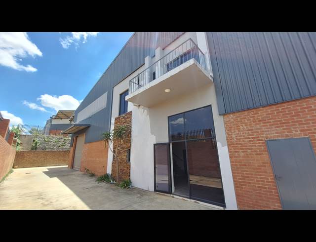 897M² WAREHOUSE TO LET IN COSMO BUSINESS PARK