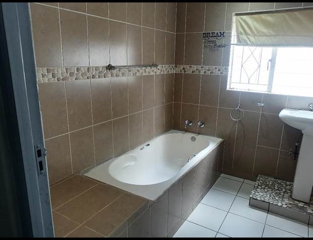 1 bed property to rent in WINCHESTER HILLS