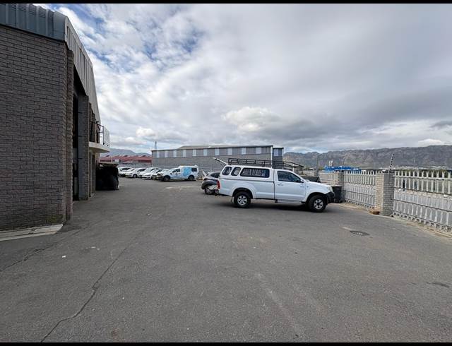 273M² WAREHOUSE TO LET IN BROADLANDS