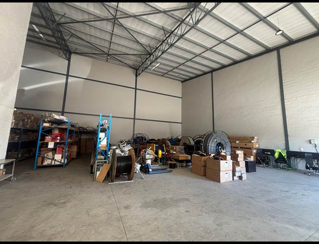342M² WAREHOUSE TO LET IN STIKLAND INDUSTRIAL
