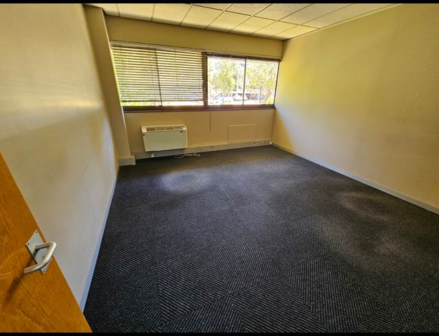 1,036M² OFFICE TO LET IN PINELANDS