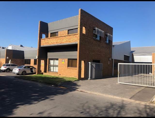 1,137M² WAREHOUSE TO LET IN TRIANGLE FARM