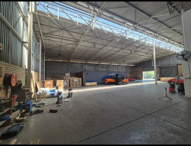 1,428M² WAREHOUSE TO LET IN LINBRO PARK
