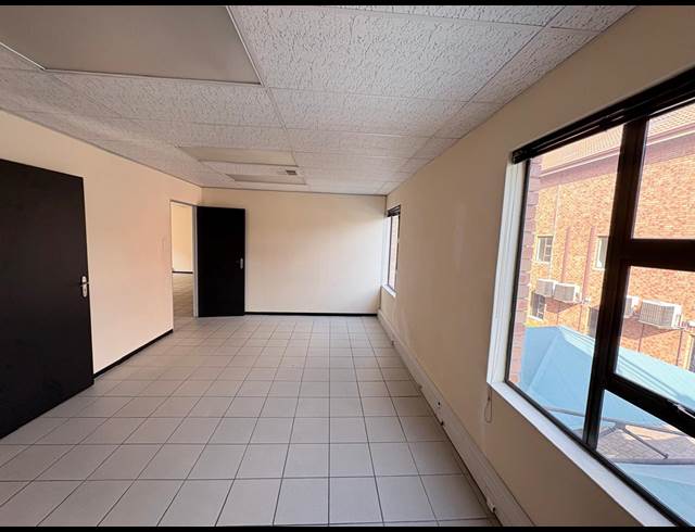 144M² OFFICE TO LET IN FOURWAYS