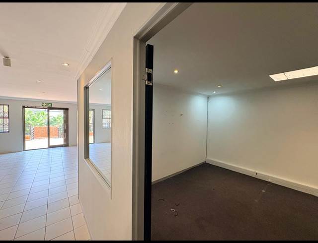 111M² OFFICE TO LET IN FOURWAYS