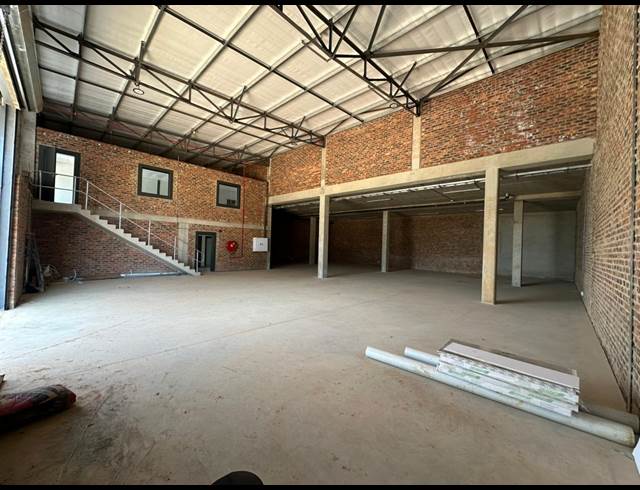 538M² WAREHOUSE TO LET IN LANSERIA