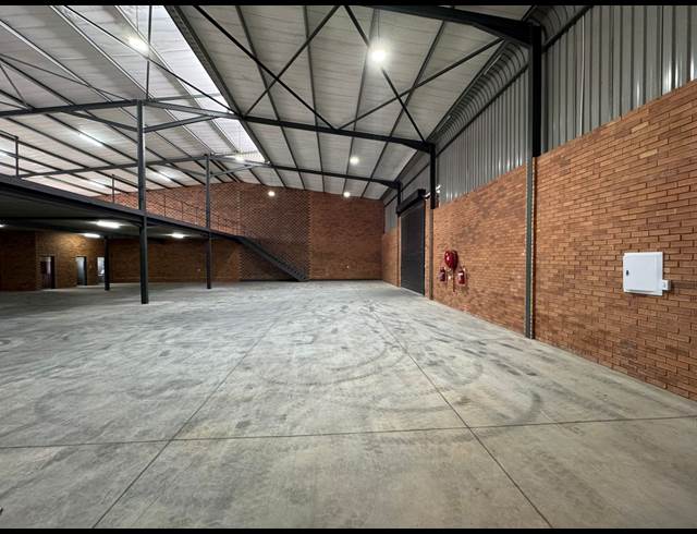 1,155M² WAREHOUSE TO LET IN ORMONDE