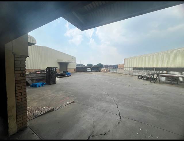 2,600M² WAREHOUSE TO LET IN SPARTAN