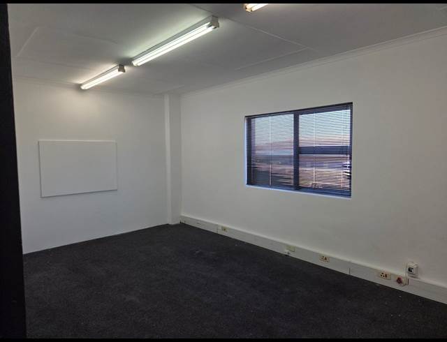1,304M² WAREHOUSE TO LET IN WOODBROOK