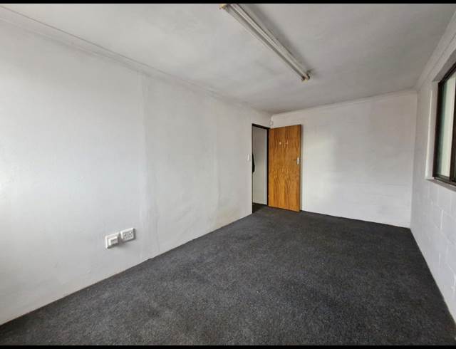 350M² WAREHOUSE TO LET IN STIKLAND INDUSTRIAL