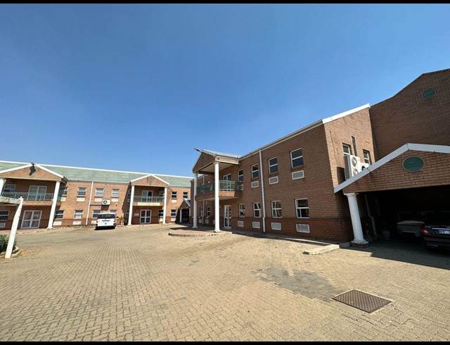 1,200M² WAREHOUSE TO LET IN CROWN