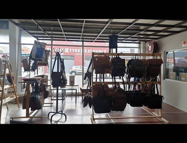 800M² SHOWROOM TO LET IN WOODSTOCK