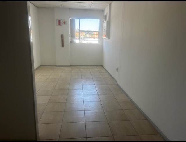 18M² SERVICED OFFICE TO LET IN SAVOY ESTATE