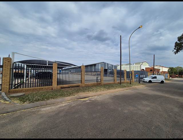 1,969M² INDUSTRIAL YARD TO LET IN DRIEHOEK