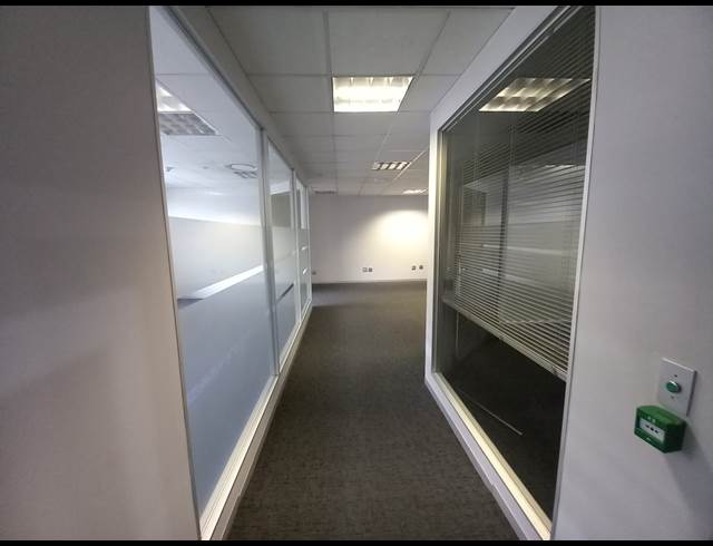 113M² OFFICE TO LET IN BRYANSTON