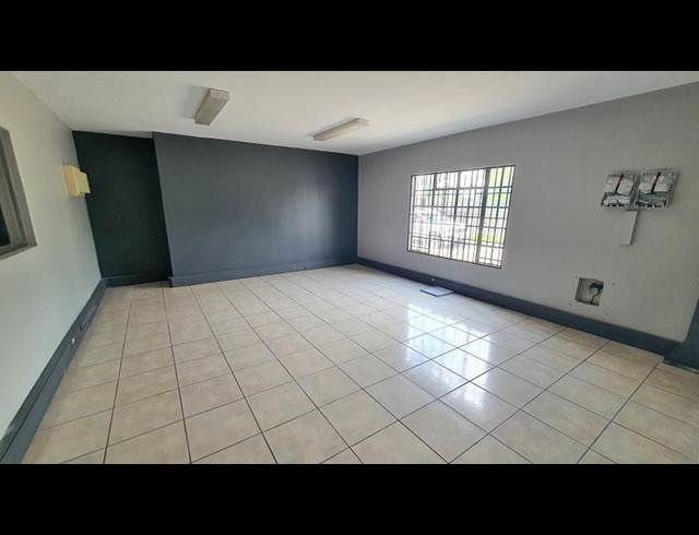 734M² WAREHOUSE TO LET IN JET PARK