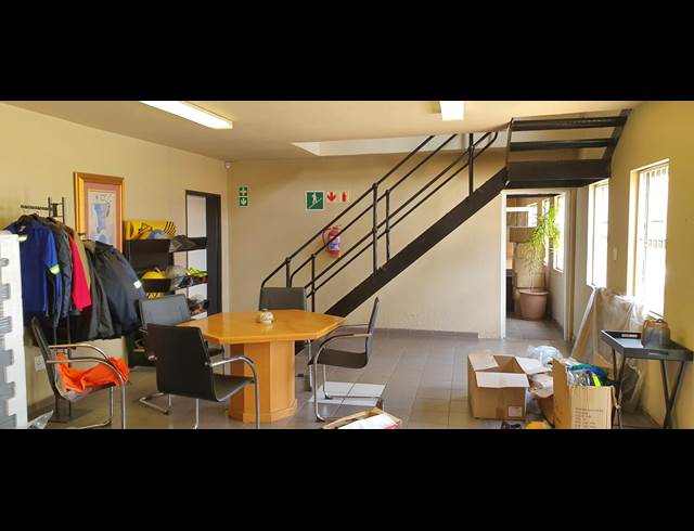 500M² WAREHOUSE TO LET IN MEADOWDALE