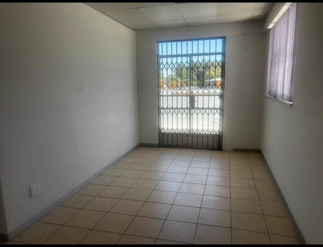18M² SERVICED OFFICE TO LET IN SAVOY ESTATE