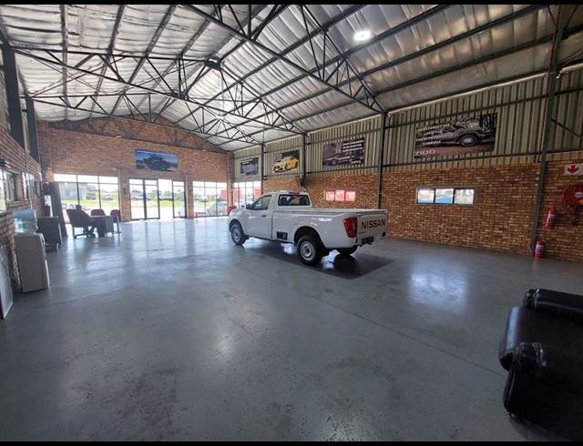 5,891M² SHOWROOM TO LET IN APEX