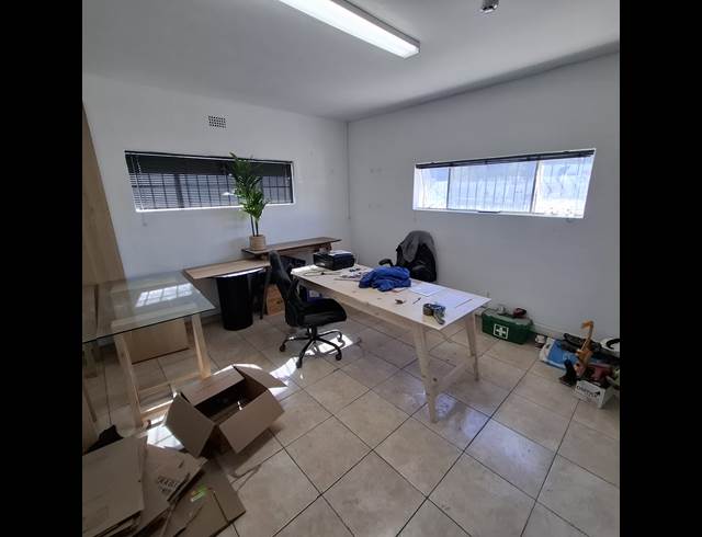 1,300M² WAREHOUSE TO LET IN STIKLAND INDUSTRIAL