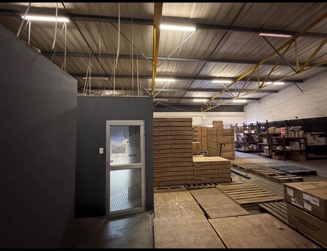 1,034M² WAREHOUSE TO LET IN BRIARDENE