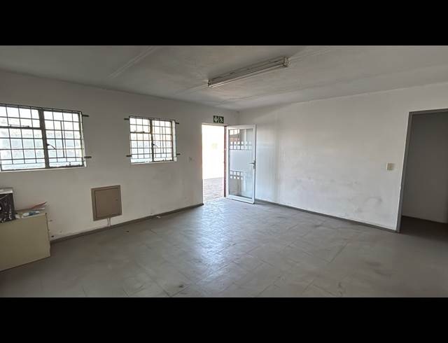 338M² WAREHOUSE TO LET IN JET PARK