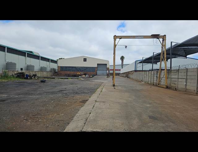 1,100M² WAREHOUSE TO LET IN HUGHES