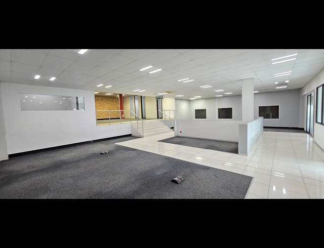 1,050M² SHOWROOM TO LET IN NORTH RIDING
