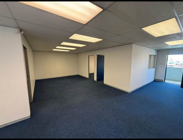 100M² OFFICE TO LET IN EPPING INDUSTRIAL