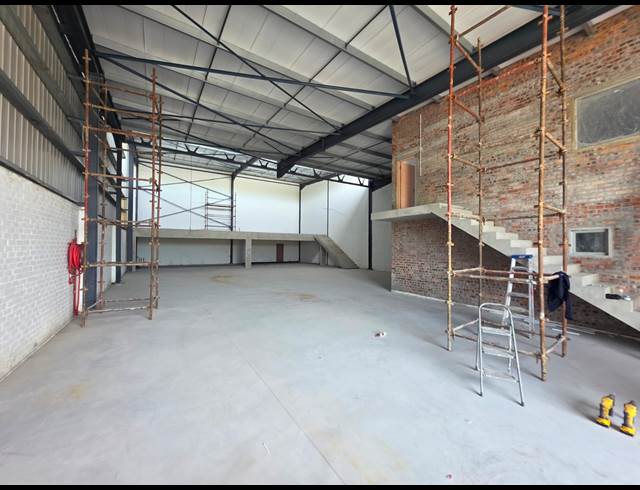 1,861M² WAREHOUSE TO LET IN FIRGROVE INDUSTRIAL ESTATE