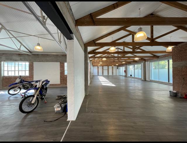 930M² SHOWROOM TO LET IN GARDENS