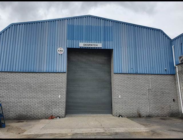 1,115M² FACTORY RENTED IN TRIANGLE FARM