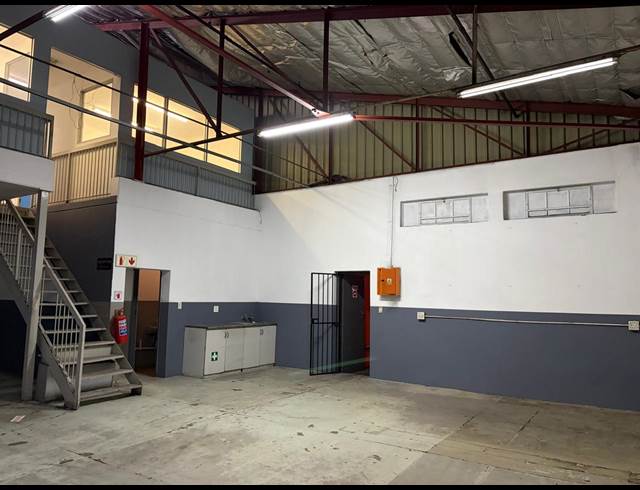 172M² WAREHOUSE TO LET IN STEELEDALE