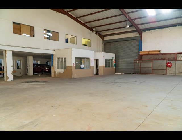 600M² WAREHOUSE TO LET IN CITY WEST