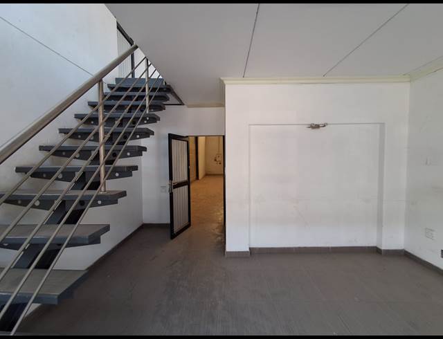 350M² WAREHOUSE TO LET IN WYCHWOOD