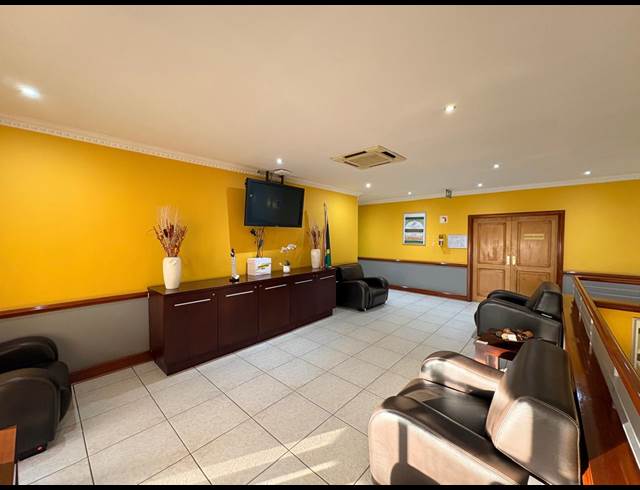 1,525M² OFFICE TO LET IN VORNA VALLEY