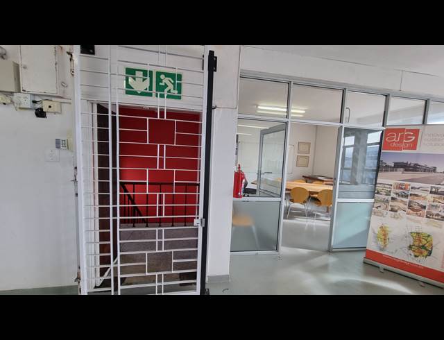 250M² BUSINESS TO LET IN WOODSTOCK
