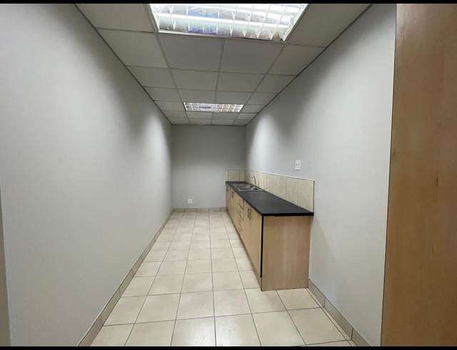 371M² OFFICE TO LET IN BRYANSTON