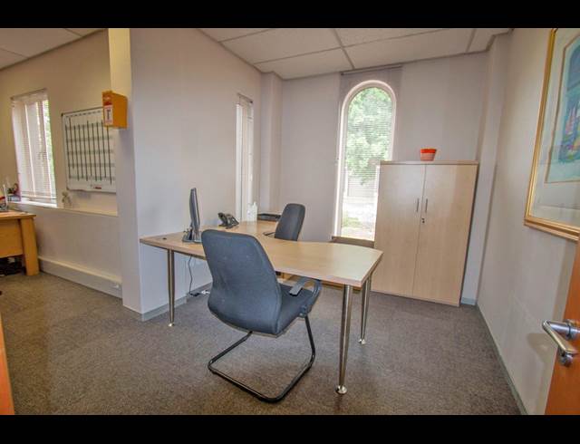 1,442M² OFFICE TO LET IN WAVERLEY