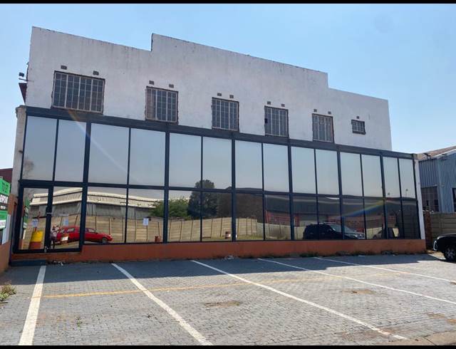 2,500M² WAREHOUSE TO LET IN APEX