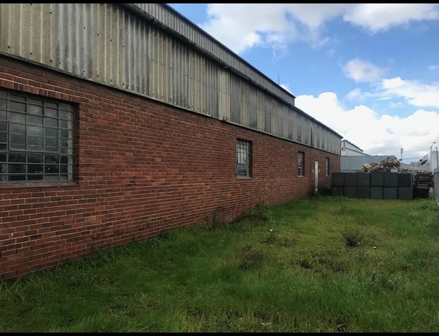 800M² WAREHOUSE TO LET IN TRIANGLE FARM