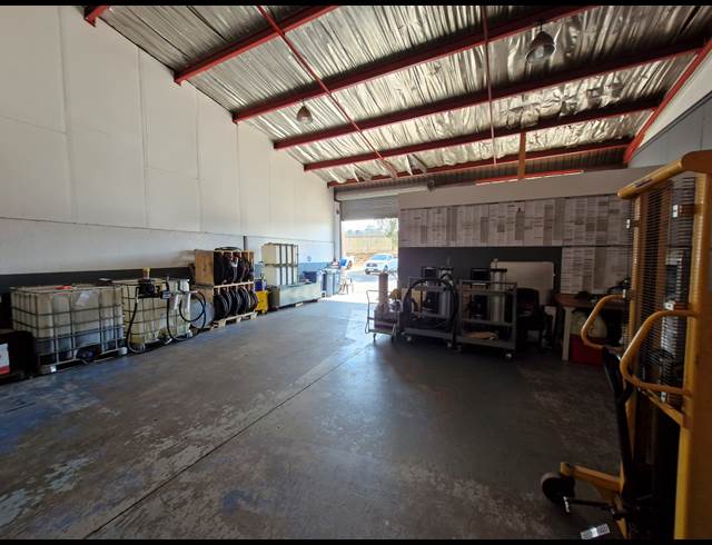 192M² WAREHOUSE TO LET IN JET PARK