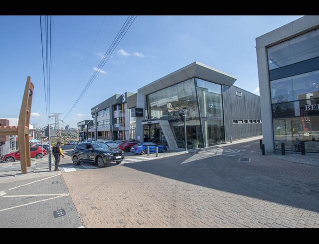 652M² SHOWROOM TO LET IN KRAMERVILLE