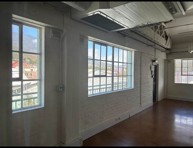 108M² BUILDING TO LET IN WOODSTOCK