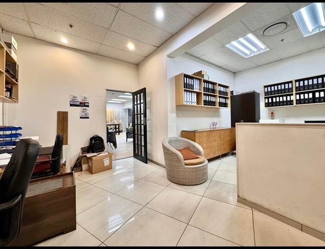 2,300.61M² BUILDING TO LET IN PAARDEN EILAND